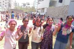 holi-5